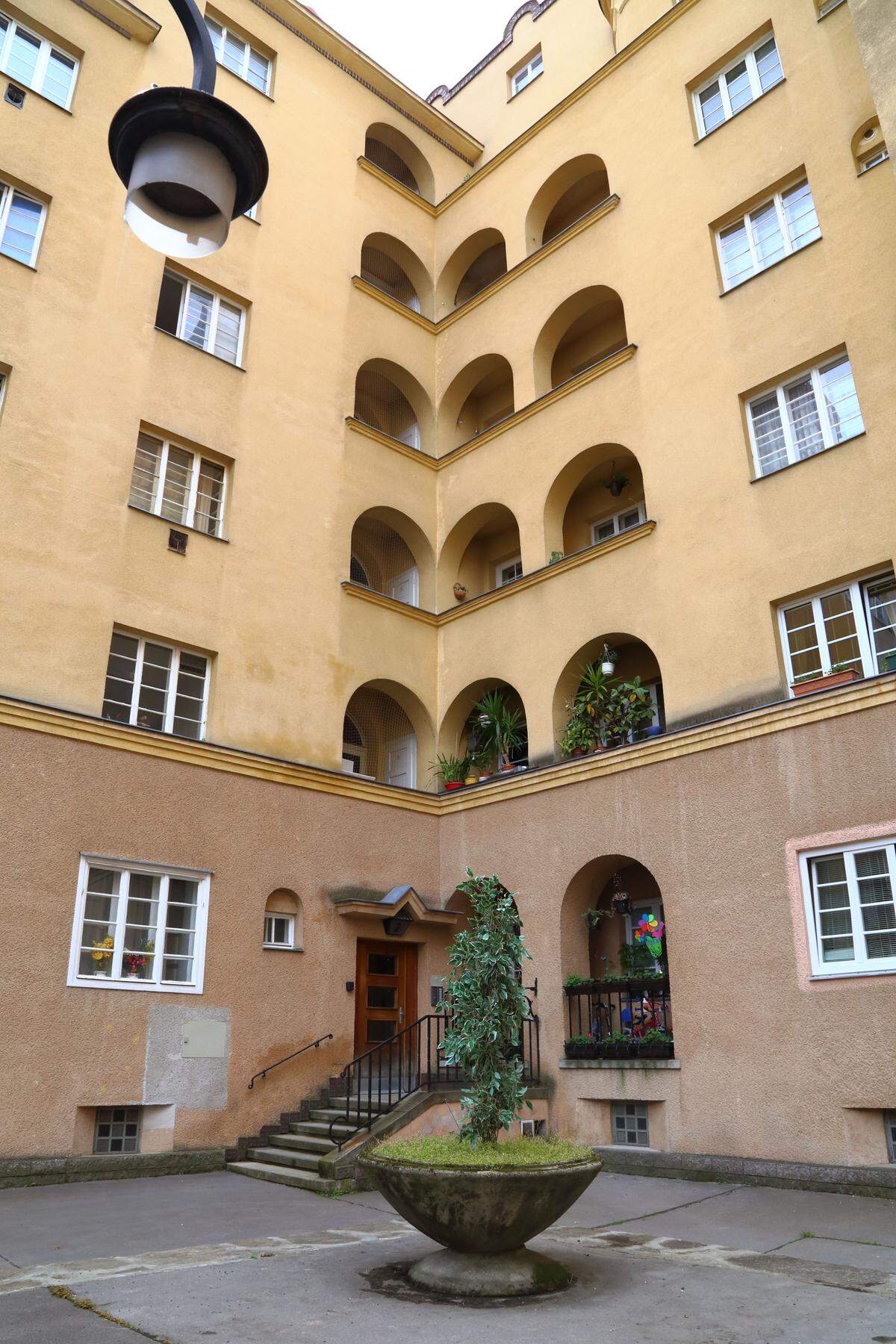 1925/26 wurde der Thuryhof nach den Plänen von Viktor Mittag und Karl Hauschka erbaut.