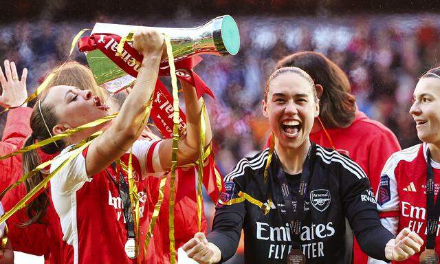Katie McCabe und Manuela Zinsberger zelebrieren Arsenals Triumph im Cup.