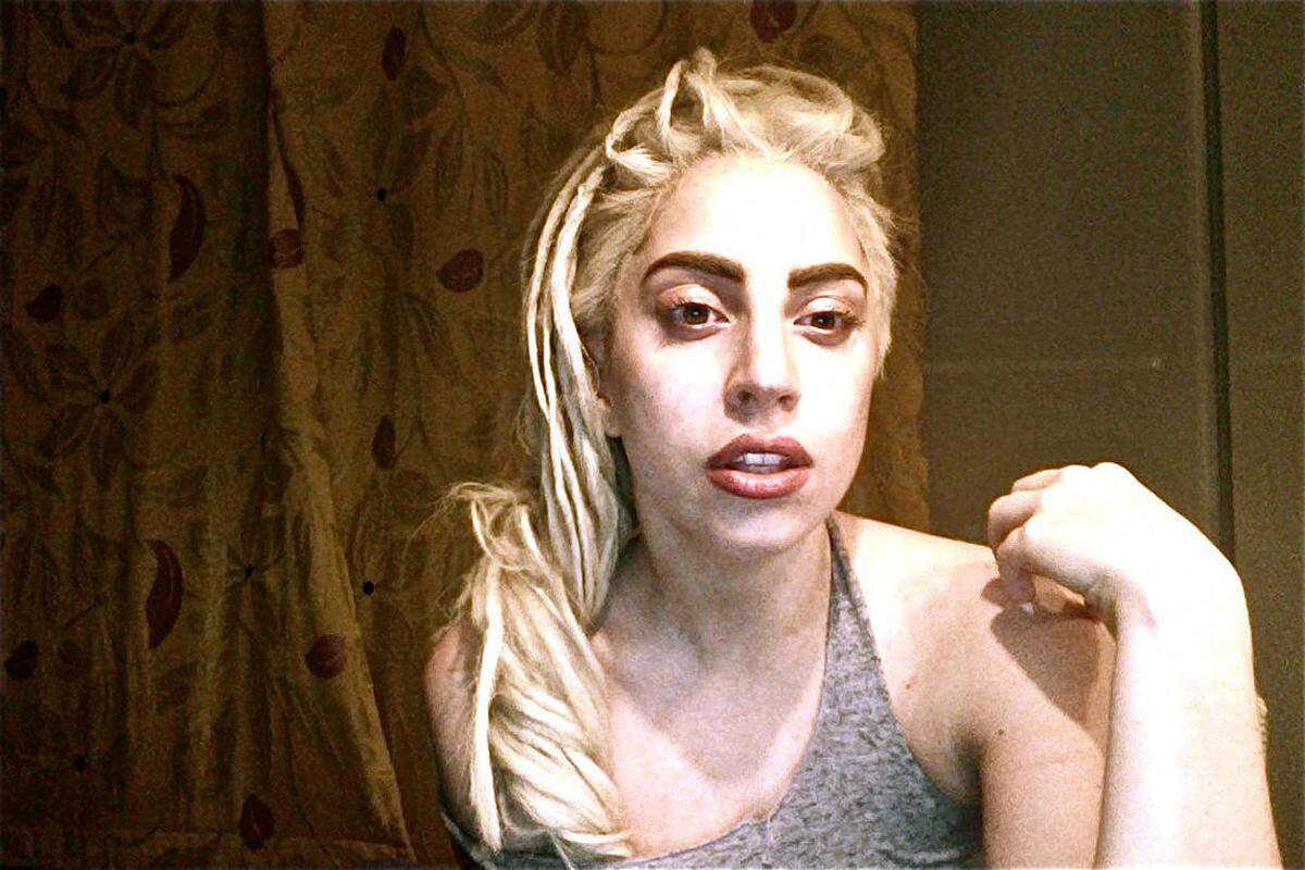 Als Lady Gaga Thanksgiving zuhause bei ihrer Familie verbrachte, schlich sich eine Gruppe von Fans in die Garage. Die Popsängerin reagierte ganz leger: "Thanksgiving- Geschichte: Bin (nackt) aufgewacht, stolperte zur Überwachungskamera, die 35 Monster in meiner Garage zeigte. Ich schätze, ich sollte eigentlich böse sein, aber ich versuchte herauszufinden, wie man Füllung unter der Tür durchschieben kann, aber da ist keine Katzenklappe", erzählte sie per Twitter.