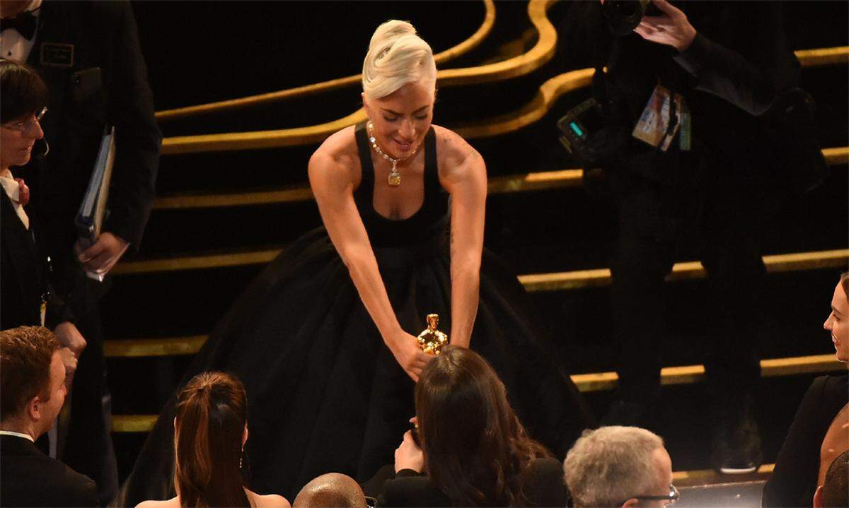 Lady Gaga und Bradley Cooper (Regisseur und Hauptdarsteller des Films "A Star Is Born“) sangen auch bei der Gala im Duett das Lied „Shallow“. Bei den Darstellerpreise gingen sie leer aus, „Shallow“ gewann aber den Award für den besten Filmsong des Jahres.