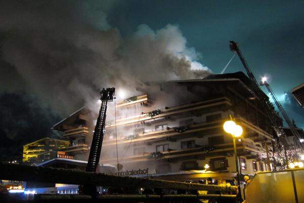 An die 350 Feuerwehrleute von 15 Feuerwehren aus dem Pinzgau und Pongau kämpften gegen den Großbrand an.