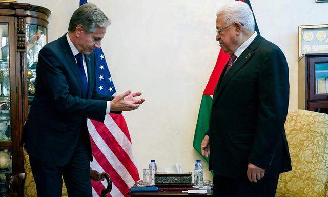 Antony Blinken erweist Palästinenser-Präsident Mahmoud Abbas seine Reverenz.