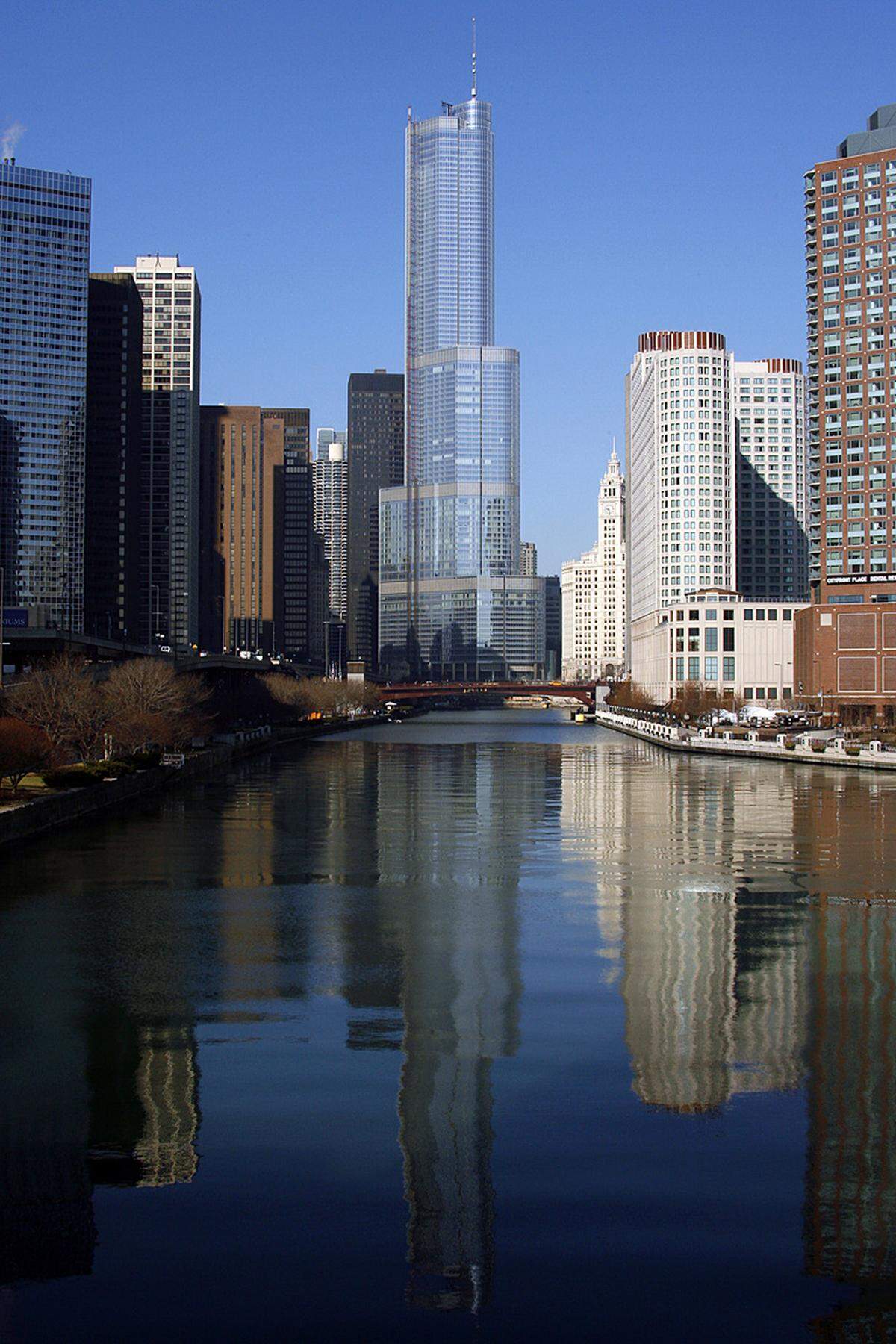 Platz 9: Der Trump-Tower in Chicago hat 98 Stockwerke und ist 423,5 Meter hoch. Der Volle Name des Komplexes lautet "Trump International Hotel and Tower". Das Haus gehört dem bekannten Immobilienunternehmer Donald Trump.