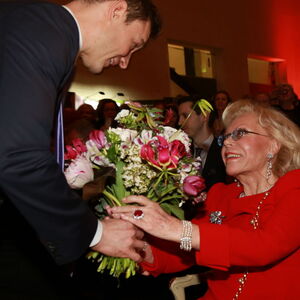 Blumen für Heidi Horten vom damaligen ÖVP-Kanzleramtsminister, Gernot Blümel (bei einer Veranstaltung im Februar 2018).