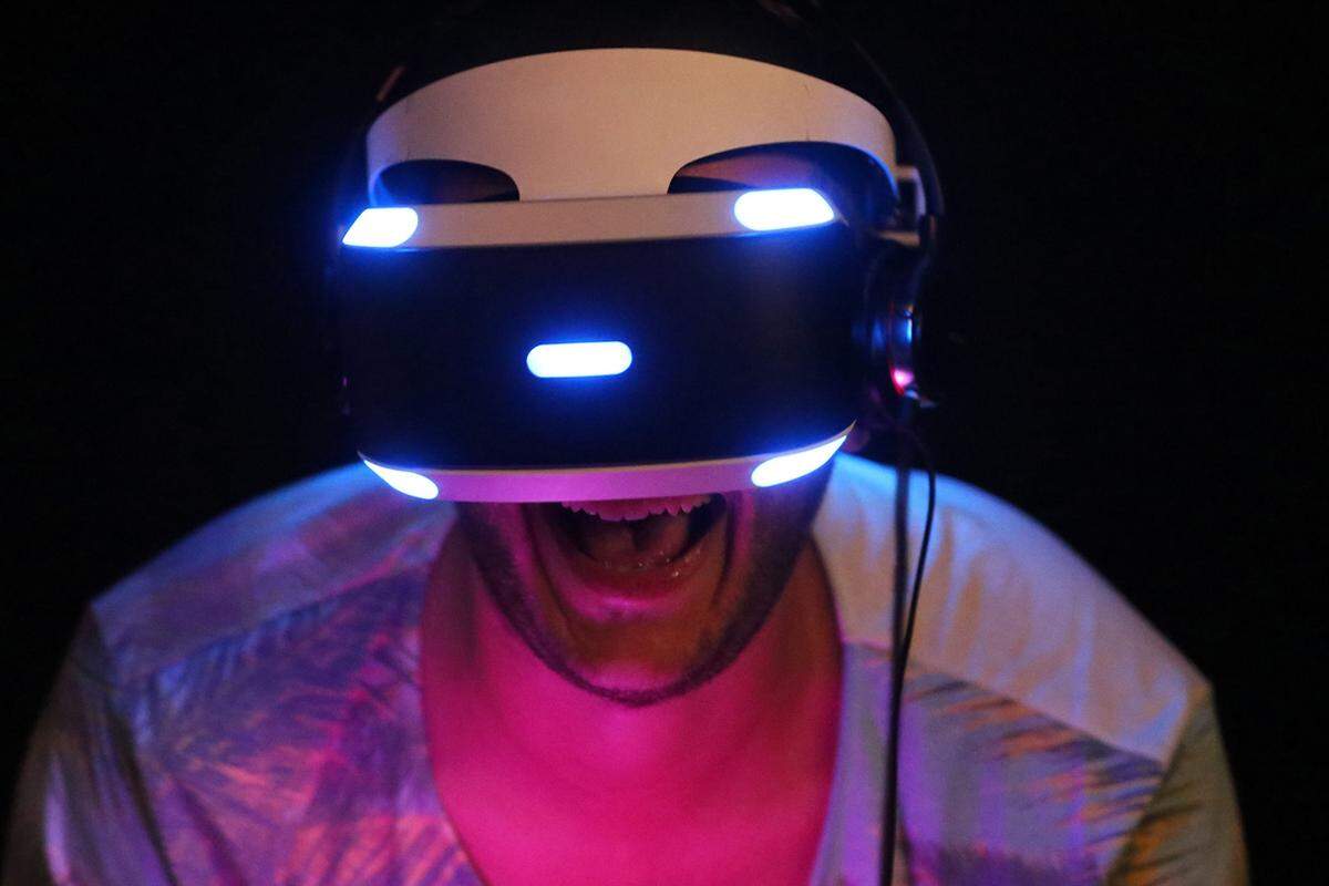 Ein unübersehbares Trendthema sind Virtual-Reality-Brillen. Davon hat auch Sony eine nach Köln mitgebracht. Die 3D-Brille "Morpheus" kann direkt vor dem Messestand ausprobiert werden.