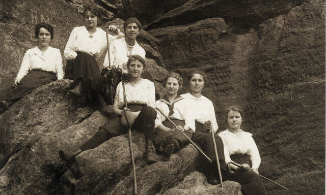 Kann man noch selbstbewusster in die Kamera blicken? Eine Gruppe von Fräuleins mit herausforderndem Blick, fotografiert im unwegsamen Gelände.