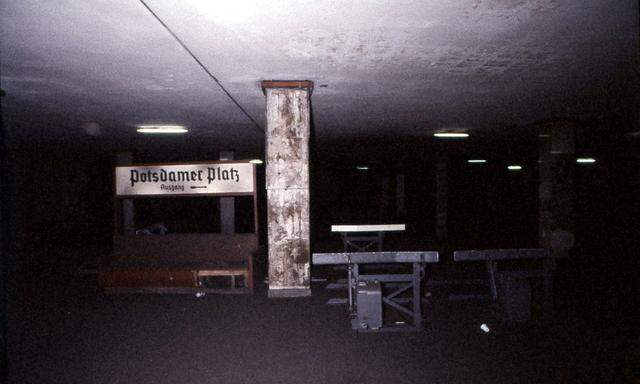 Durfte man Ruinen fotografieren in der DDR? Die gesperrte U-Bahn-Station Potsdamer Platz, um 1987. 