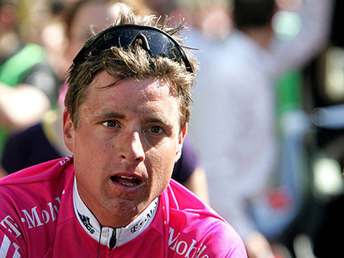 Zuvor hatte T-Mobile Patrik Sinkewitz nach einer positiven A-Probe auf Testosteron suspendiert. Als Konsequenz beenden ARD und ZDF ihre Live-Übertragungen von der Tour de France mit sofortiger Wirkung.