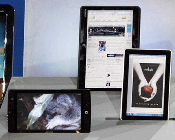 Ebenfalls eine Menge Tablets gibt es von HP, Archos und Pegatron. Microsoft-Chef Steve Ballmer höchstpersönlich hat die Geräte vorgestellt. Offenbar wollen die Hersteller einem eventuellen Apple-Tablet zuvorkommen, das viele für den 26. Jänner erwarten.
