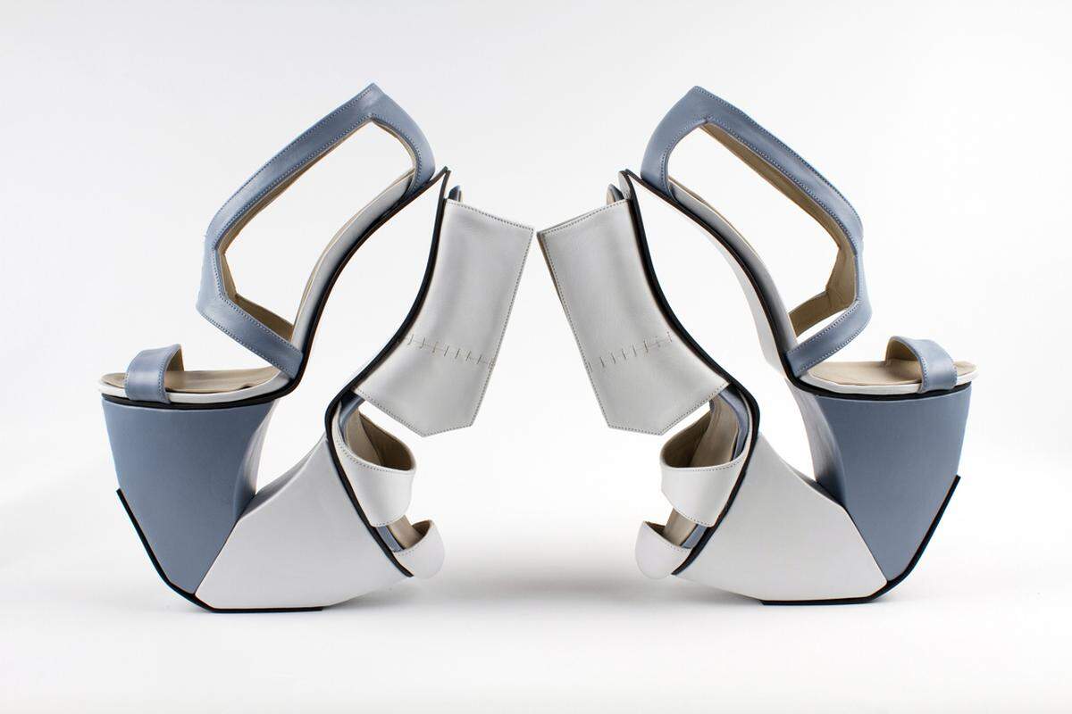 Anfang und Ende. Wer genau hinsieht, erkennt hier 2 Paar Schuhe.Carolin Holzhuber, "Conjoined Illusion A", Österreich 2013.