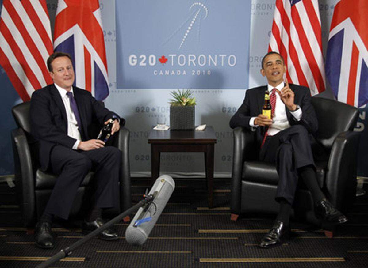 Mit zwei Flaschen Bier haben US-Präsident Barack Obama und der britische Premierminister David Cameron ihre gegenseitigen Wettschulden beglichen. Obama und Cameron hatten vor dem Spiel der USA gegen England auf den Sieg der jeweils eigenen Mannschaft getippt. Da die Begegnung am 12. Juni mit einem 1:1 endete, verloren beide Politiker die Wette.