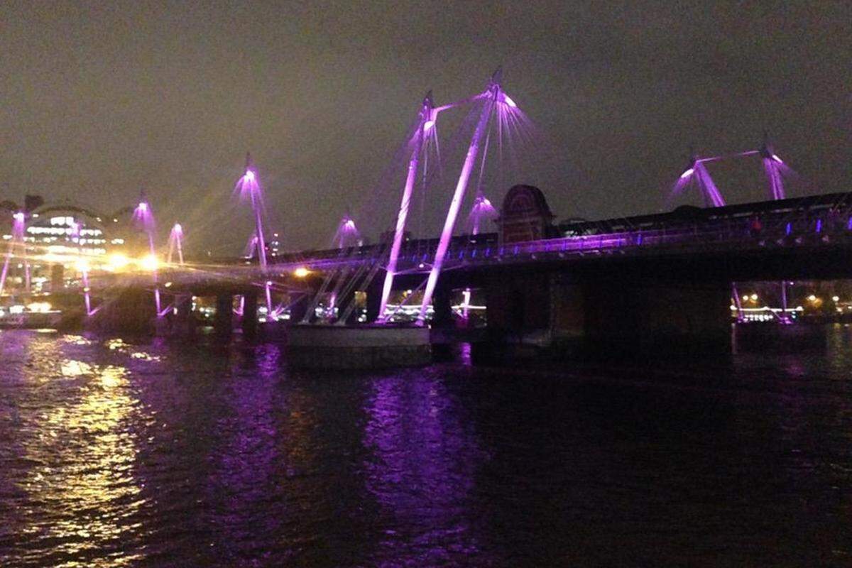 Auch die Hungerford Bridge über der Themse feierte mit.