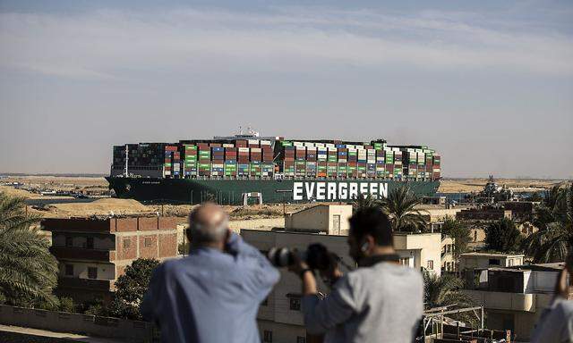 Das 400 Meter lange Containerschiff Ever Given versperrte sechs Tage lang den Suezkanal. 