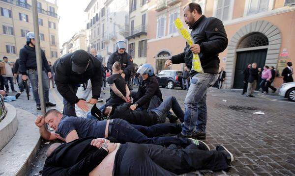 Bei Krawallen vor der Europa-League-Partie zwischen AS Roma und Feyenoord Rotterdam sind mehrere Menschen verletzt worden. Insgesamt 23 Anhänger des niederländischen Fußball-Clubs wurden nach Auseinandersetzungen mit der Polizei festgenommen, wie die Polizei in Rom am Donnerstag mitteilte. Zehn weitere Fans wurden nach den Randalen am Mittwoch vorübergehend inhaftiert.