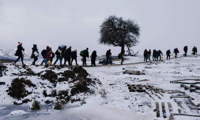 Auch im Winter sind Flüchtlinge auf dem Weg in Richtung Norden: Hier marschieren Schutzsuchende von Mazedonien nach Serbien.