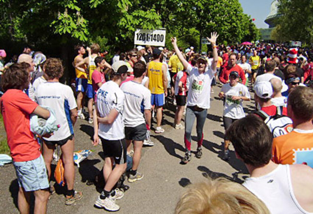 Mit lautem Geschrei und erhobenen Händen lief Günter Felbermayer beim Stadion ein und gab die Staffel weiter.