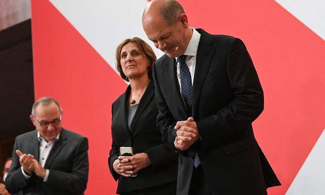Im Wahlkampf war die SPD-Spitze aus Norbert Wallter-Borjans (li) und Saskia Esken (Mitte) war im Wahlkampf ganz in den Hintergrund gerückt. Die Bühne gehörte Spitzenkandidat Olaf Scholz.