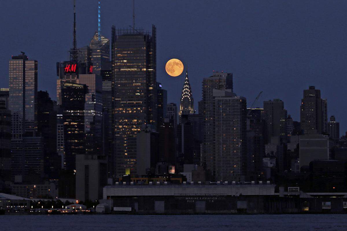 Der Supermond über der Stadt, die ohnehin niemals schläft, New York City.