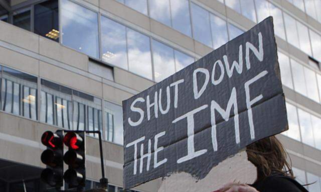 Demonstranten fordern die Schließung des IWF