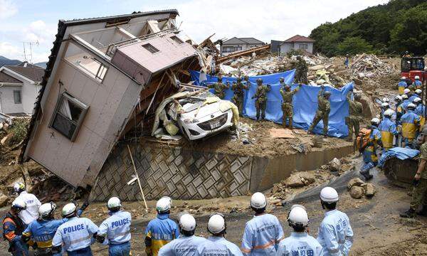 Die Behörden gingen am Montag in einer vorläufigen Bilanz von etwa 100 Todesopfern aus. Regierungschef Shinzo Abe sprach von einem "Wettlauf gegen die Zeit" bei der Rettung der Menschen aus den überfluteten Gebieten.Ein Bild aus Kumano, Präfektur Hiroshima