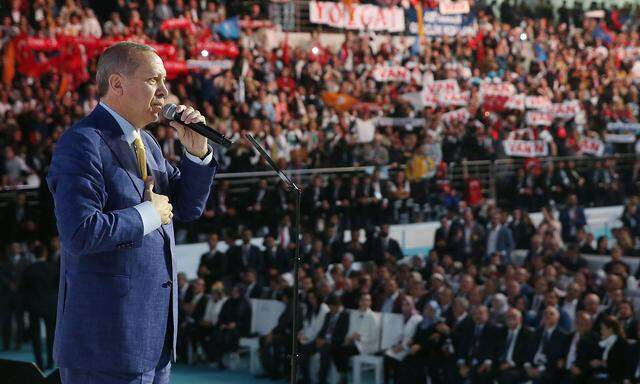 Präsident Erdogan spricht am Parteitag zu seinen AKP-Anhängern.