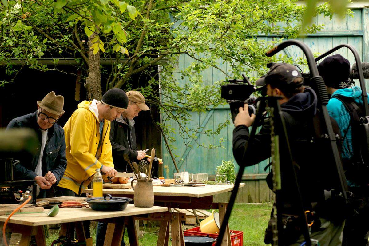Vis-à-vis der Kochstelle arbeitet das Filmteam rund um die Regisseure Jakob Kubizek und Peter Sihorsch (beide stammen aus dem Musikvideobereich).