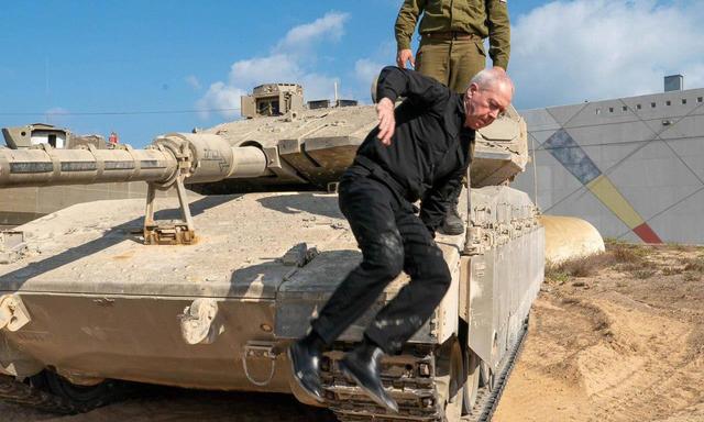 In Erwartung eines iranischen Vergeltungsschlages will Israel Stärke demonstrieren. Das israelische Verteidigungsministerium verbreitete Bilder von Minister Yoav Gallant bei einem Truppenbesuch.