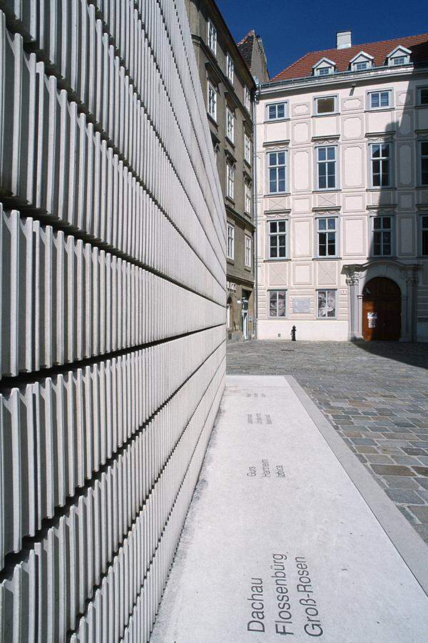 Für das Jüdische Museum Wien arbeitete er unmittelbar nach dessen Gründung als regelmäßiger Gastkurator und zeigte im Wien Museum "Schiele und Arthur Roessler". Im Leopold Museum stellte er sich als Fachmann für den Facettenreichtum rund um die Wiener Moderne mit "Die nackte Wahrheit. Klimt, Schiele, Kokoschka und andere Skandale" im Jahr 2005 vor. Als internationaler Botschafter der heimischen Kunst um 1900 machte sich Natter als Ausstellungskurator auch an der Neuen Galerie New York, im japanischen Kobe oder an der Tate Liverpool einen Namen.