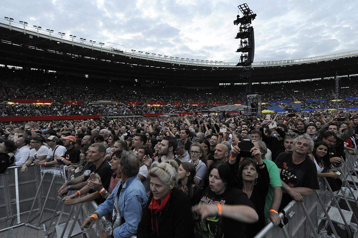 Mit dem logischen Opener "Start Me Up" brachten die rollenden Steine fast 55.000 Zuschauer im Ernst-Happel-Stadion in Verzückung. Obwohl der Gig der Briten ausverkauft war, blieben geschätzte zwei- bis dreihundert Sitzplätze frei.