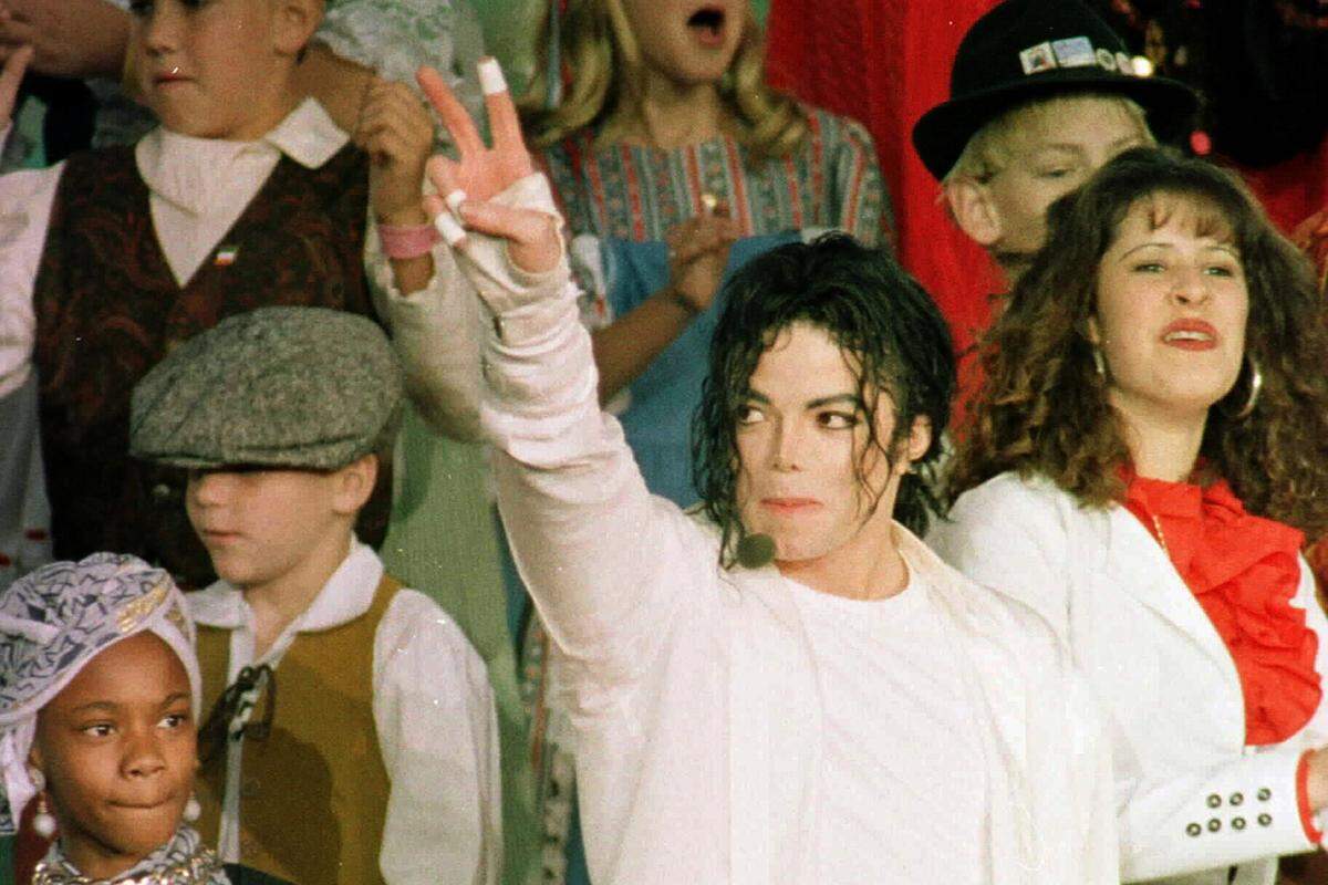 1993 war Michael Jackson am Höhepunkt seiner Karriere, seine Konzerte galten als "biggest show on earth", an dieses Credo hielt er sich auch beim Super Bowl. Er sang "Jam", "Billy Jean", "Black And White" und "We Are The World" in einem Meer von Kindern.