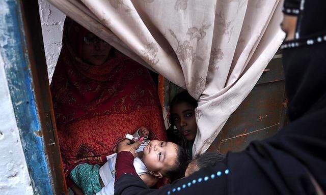 Polio-Impfhelfer bei der Arbeit in Pakistan.