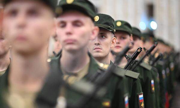 Archivbild. Rekruten des 154. Preobraschenski-Regiments bei einer Eidzeremonie im Moskauer Siegesmuseum in Moskau am 12. August 2023.