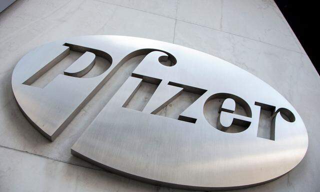 FILE PHOTO: The Pfizer logo is seen at their world headquarters in New York