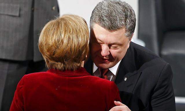 Deutschlands Kanzlerin Angela Merkel mit dem ukrainischen Präsidenten Petro Poroschenko