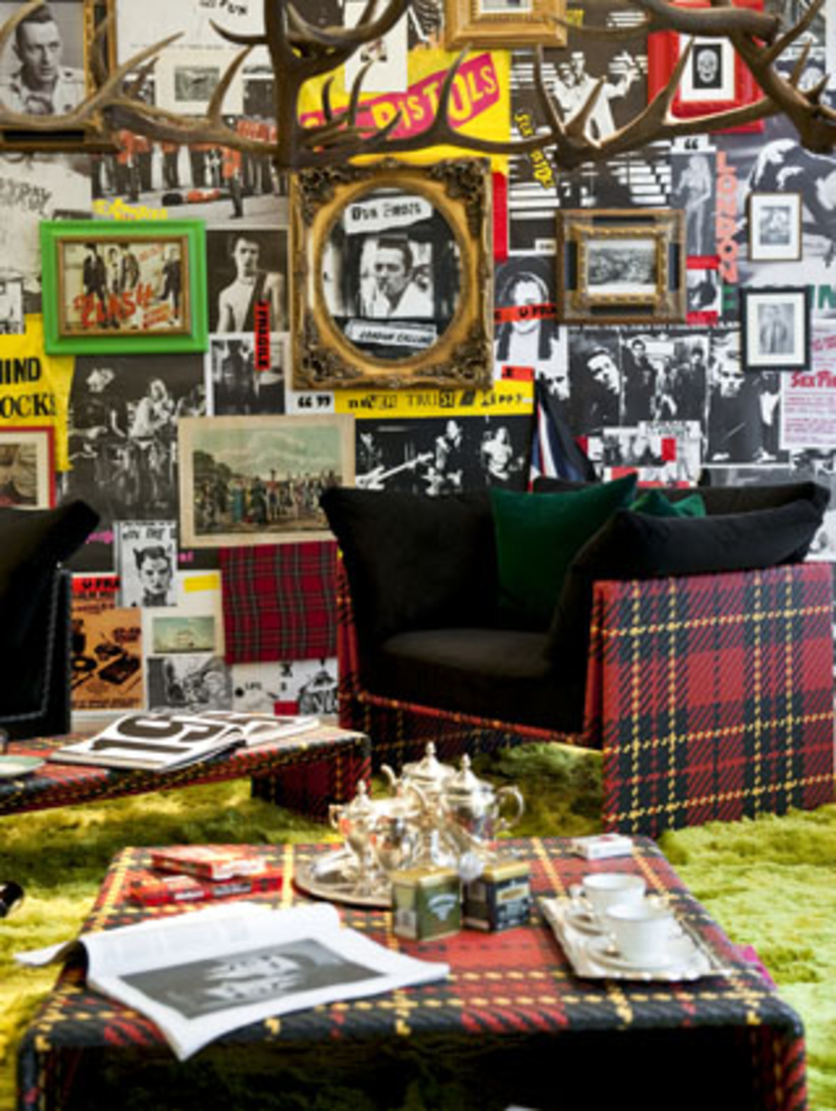 Widerspenstig zeigt sich auch der deutsche Hersteller Dedon, der bisher eher durch große Reduktion auffiel. Besonders schön: die Kollektion „Edinburgh“ im klassischen Schottenkaro. Inszeniert war das Ganze zum Sound der Sex Pistols. Punk ist schließlich auch eine gute Antwort auf die Krise.  Kollektion Edinburgh aus der Special Edition D.D.C. (Dedon Dress Code) von Dedon