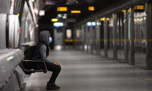 Ein Passagier in der Londoner U-Bahn-Station Waterloo Station.