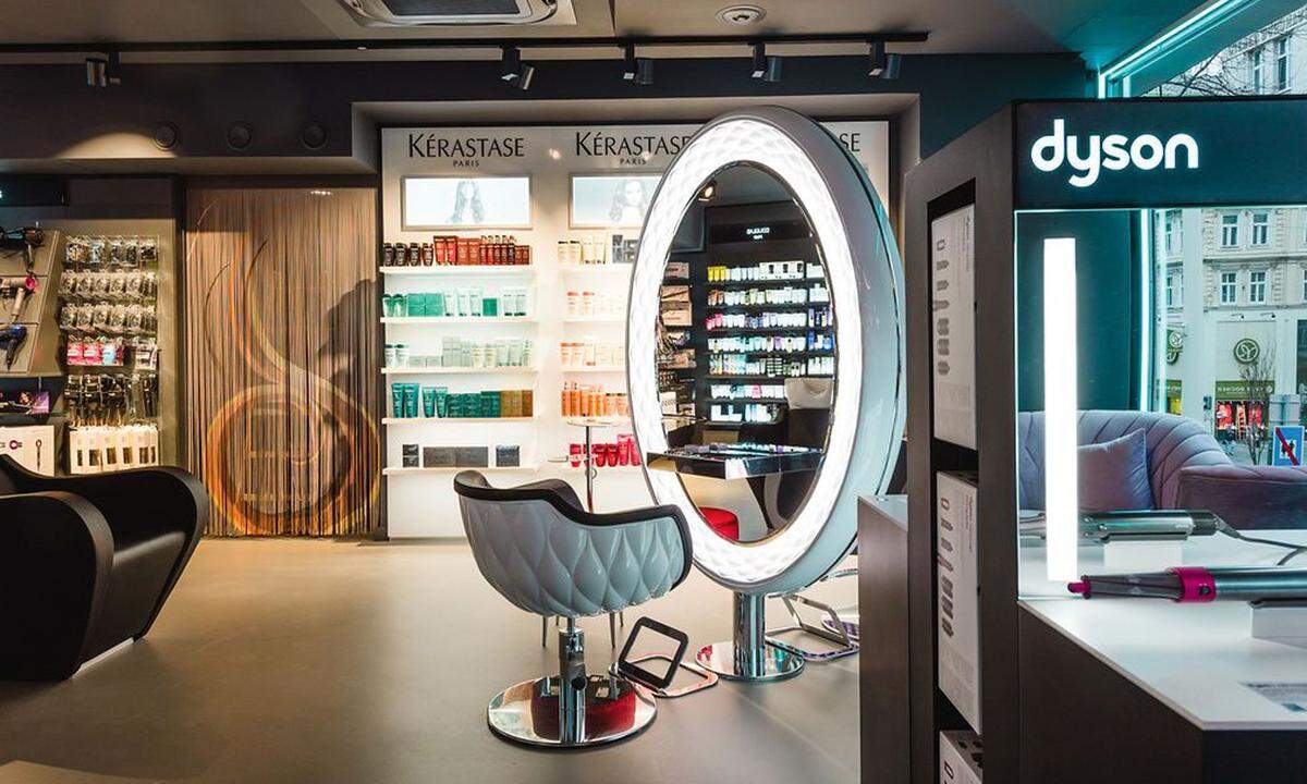 House of Beauty. Seit letzter Woche gibt es in Wien ein neues House of Beauty von Douglas. Auf 455 Quadratmetern finden parallel zum Verkauf Beauty-Beratungen und schnelle Haarstylings statt. Mariahilfer Straße 84, 1070 Wien.