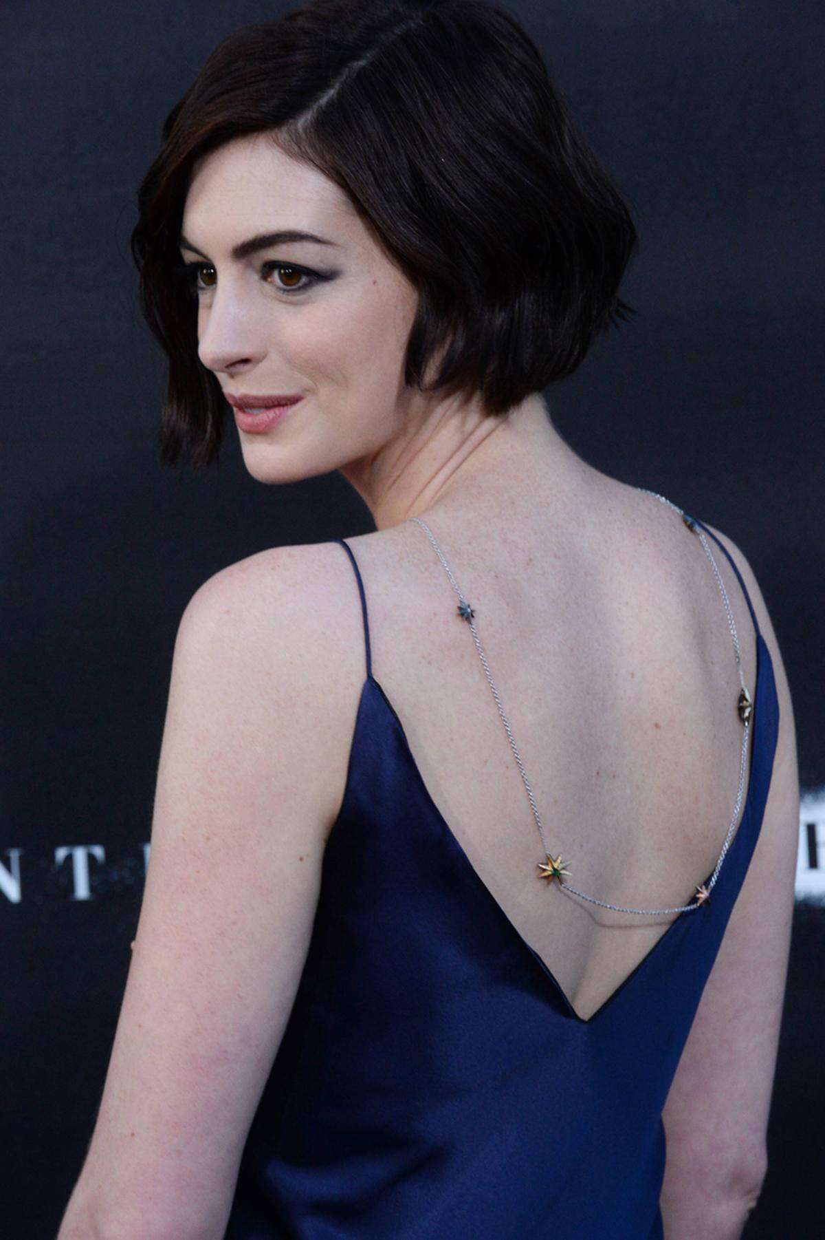 Ein schöner Rücken kann entzücken. Ganz besonders in Szene setzte ihn jetzt Anne Hathaway bei der Premiere ihres neuen Filmes "Interstellar" mit einer Halskette, die sie verkehrt herum trug.