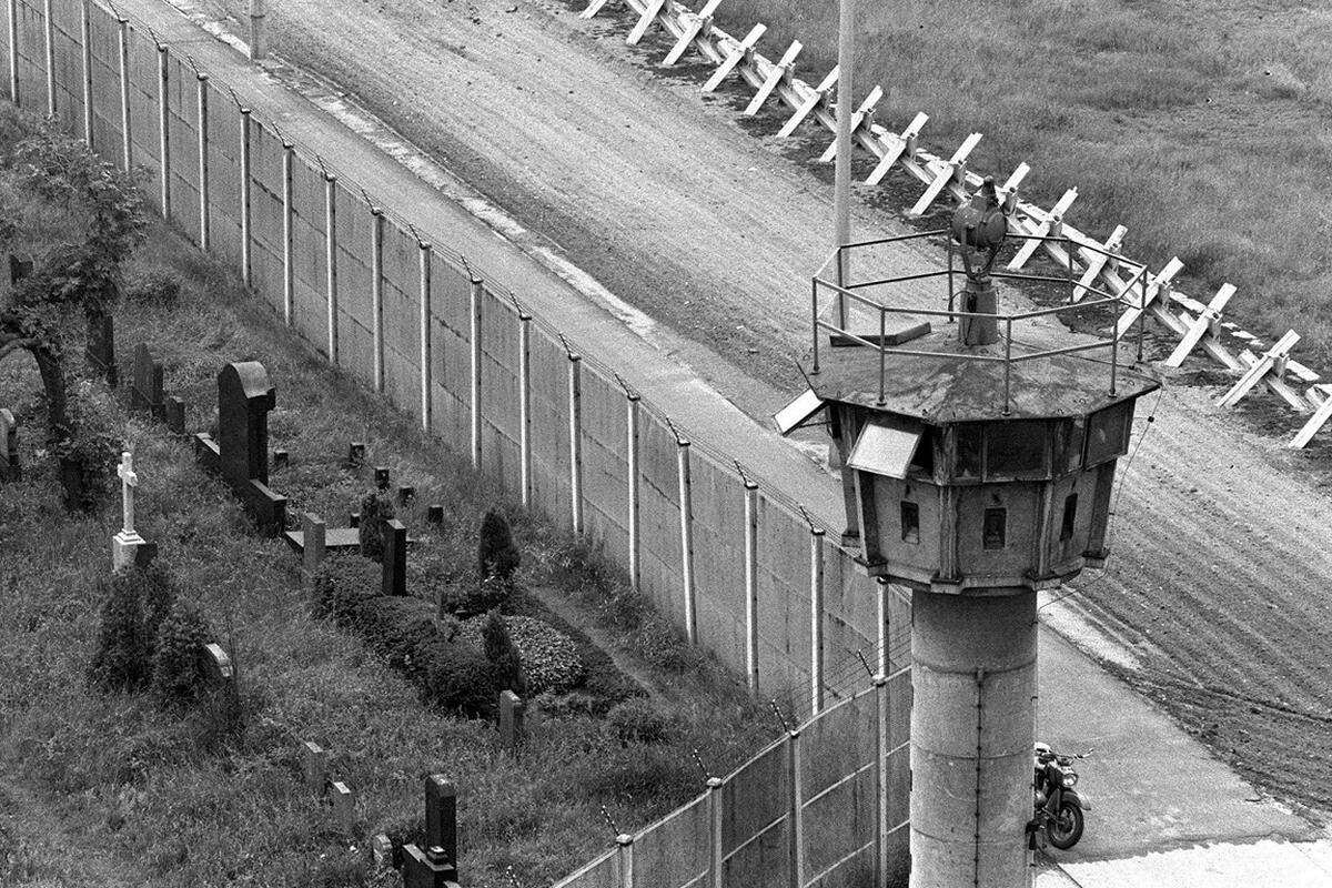 Sie war das Symbol der Teilung der deutschen Nation: Am 13. August 1961 begann der Bau der Berliner Mauer. Kurz nach Mitternacht errichten an diesem Tag Sicherheitskräfte der DDR an der Grenze zwischen West- und Ostberlin provisorische Sperren.