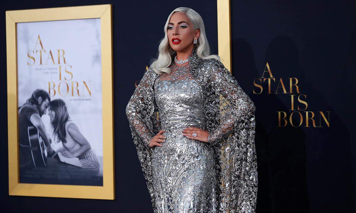 Lady Gaga ist jetzt auch Filmstar: An der Seite von Bradley Cooper ist sie in "A Star ist Born" zu sehen - und darf sich sogar Chancen auf eine Oscarnominierung ausrechnen. Mit 66 Konzerten, Werbedeals und ihrem eigenen Parfum hat sie außerdem ordentlich verdient. Das nennt man dann wohl ein erfolgreiches Jahr. Geschätztes Einkommen: 50 Millionen Dollar