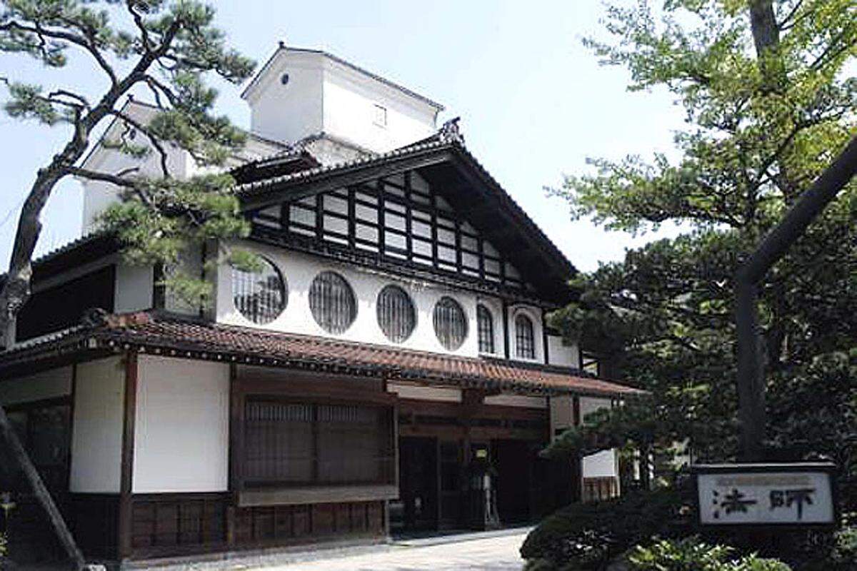 Das Hotel Hoshi Ryokan in Komatsu, Japan, wurde im Jahr 718 gegründet. Damit ist das älteste Hotel zugleich das älteste Familienunternehmen der Welt. Seit fast 1300 Jahren beherbergt das Hotel seine Gäste.
