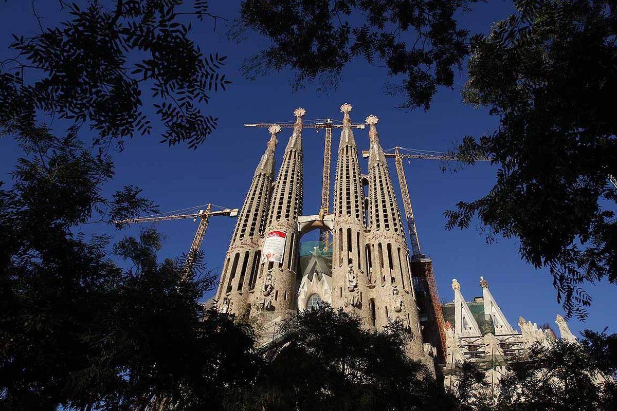 Die Sagrada Familia in Barcelona ist bis heute unvollendet. Der Bau wurde 1882 begonnen und soll voraussichtlich 2026 abgeschlossen werden. Für den Entwurf zeichnet sich der katalanische Architekt Antoni Gaudí verantwortlich.