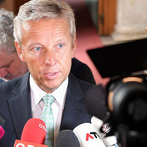 MINISTERRAT: LOPATKA