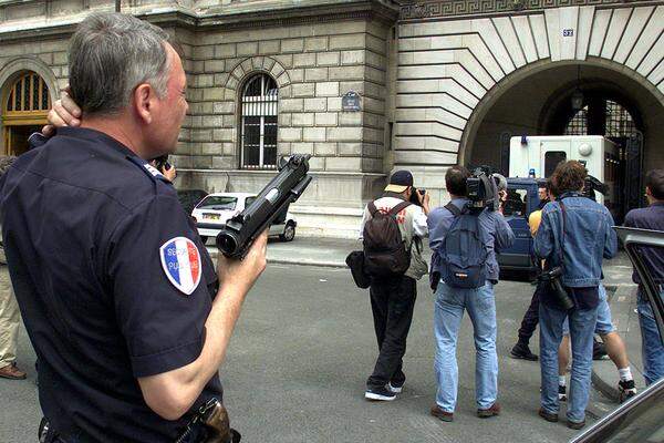 Im Pariser S-Bahnhof Saint Michel an der Kirche Notre Dame explodiert in einem Wagen eine Bombe. Dabei werden neun Menschen getötet und 116 verletzt. Es ist der Auftakt zu einer Anschlagsserie in Paris und anderen Städten, die einer algerischen Islamistengruppe zugeschrieben wird.