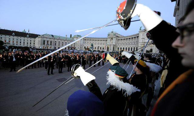 Burschenschafter im Rahmen des 'Totengedenken' am Dienstag, 8. Mai 2012, auf dem Heldenplatz in Wien.