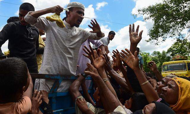 Geflohene Rohingyas erhalten Hilfslieferungen in Bangladesch