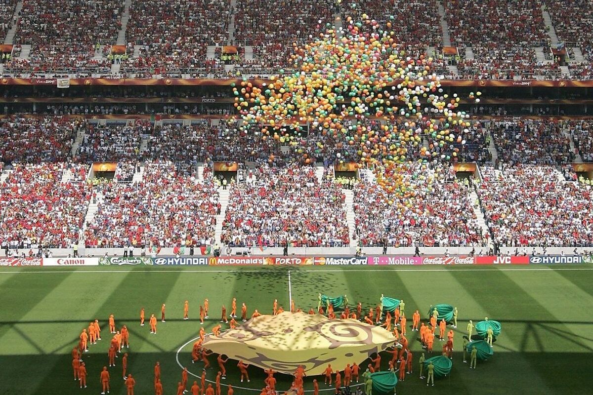 Das Stadion: Estadio do Dragao (Drachenstadion, Kapazität: 50.399; im Bild bei der EM 2004)Größte Erfolge:* Sieg im Europacup der Meister 1987 * Sieg Champions League 2004 * Sieg im UEFA-Cup 2003* Sieg Europa League 2011 * Siege im Weltpokal 1987 und 2004 * Sieg UEFA Super Cup 1987 * 27 Meistertitel (zuletzt 2013)* 16 Cupsiege (zuletzt 2011)