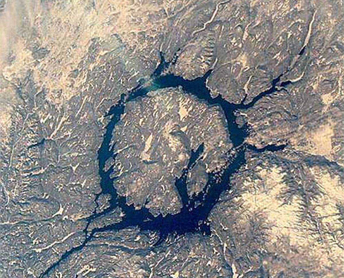 Der Manicouagan-Krater in Kanada ist einer der größten und der am besten erhaltene Meteoriten-Krater der Welt. Er ist rund 200 Millionen Jahre alt und misst im Durchmesser etwa 70 Kilometer. Die Erosion dürfte auch hier zugeschlagen haben: Forscher schätzen, das der Krater ursprünglich 100 Kilometer breit war.