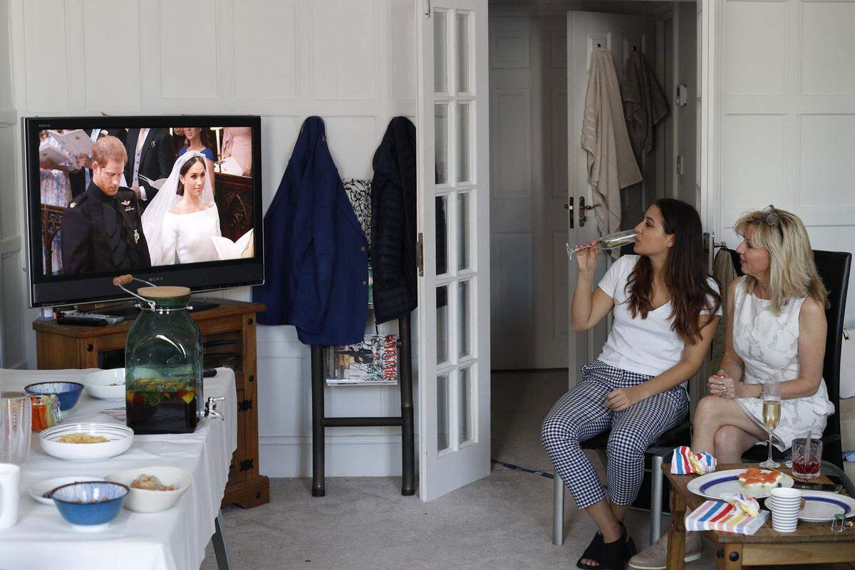 Vor dem TV verfolgten Millionen Menschen die royale Hochzeit. Ein Gläschen Sekt und Häppchen durften da nicht fehlen.