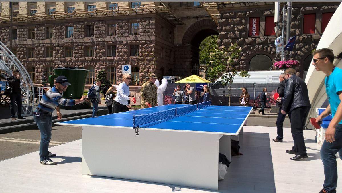 Im Eurovision Village kann man sich die Zeit bis zum Abend unter anderem mit Ping Pong-Spiel vertreiben.